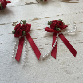 Roosjes met lintje & parels rood 6cm.