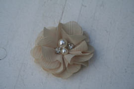 Bloem chiffon met parels & strass beige 5cm.