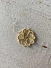 Bloem met open gehaakt blad, 2.5 cm.