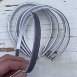 Diadeem velvet grijs 1cm met tandjes.
