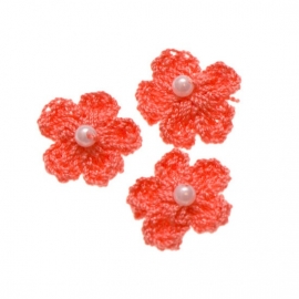 Gehaakte katoenen bloem coral parel 1.5cm. 