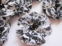 Bloem chiffon zwart/wit  met parels & strass