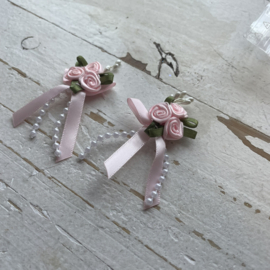 Roosjes met lintje & parels licht roze 6cm.