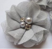 Bloem glitter chiffon met parels & strass zilver grijs 5cm.