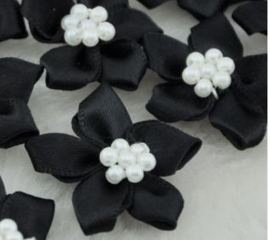 Satijnen bloem met pareltjes zwart