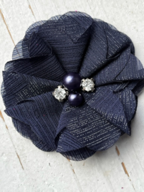 Bloem glitter chiffon met parels & strass donkerblauw 8cm.