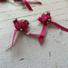 Roosjes met lintje & parels fuchsia 6cm.