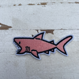 Strijkapplicatie haai roze 8cm.