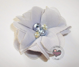 Bloem chiffon met parels & strass zilver grijs 5cm.