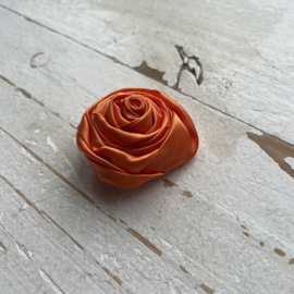Bloem roos satijn oranje 4cm.