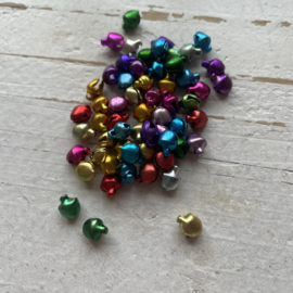 Vrolijk gekleurde belletjes 0.5cm. 8 stuks.
