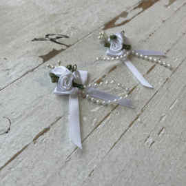 Roosjes met lintje & parels off white 6cm.