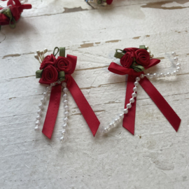 Roosjes met lintje & parels rood 6cm.