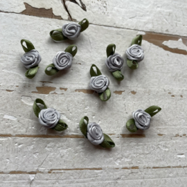 Roosje met blad zilvergrijs 2.2cm.