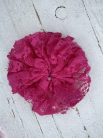 Rozet kanten bloem met vilt plak rondje diverse kleuren 6cm.
