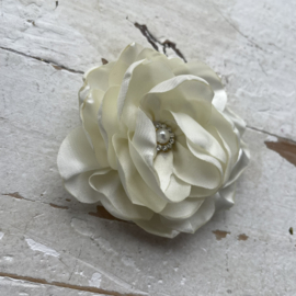 Bloem satijn met strass ivoor 6cm.