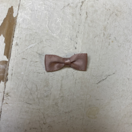 Klassieke strik diverse kleuren. 2.4cm.