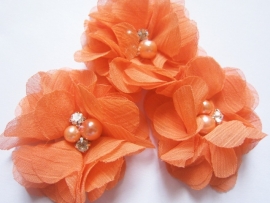 Bloem chiffon met parels & strass oranje 5cm.