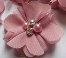 Bloem chiffon met parels & strass oud roze 5cm.