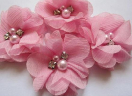 Bloem chiffon met parels & strass roze 5cm.