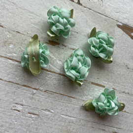 Roosje bloem met blad mint 3.5cm.