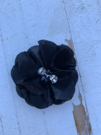 Bloem chiffon met parels & strass metalic zwart 5cm.
