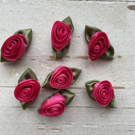 Roosjes met blad fuchsia 3cm.