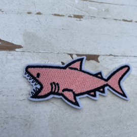 Strijkapplicatie haai roze 8cm.