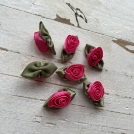Roosjes met blad fuchsia 3cm.