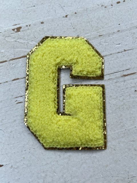 Opstrijkbare applicatie letter G  geel-goud glitter