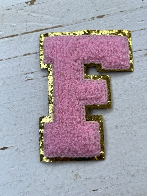 Opstrijkbare applicatie letter F  Licht roze-goud glitter