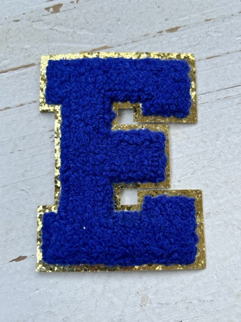 Opstrijkbare applicatie letter E royal blue-goud glitter