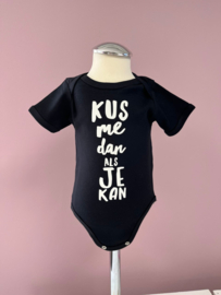 Shirt/romper kus me dan als je kan