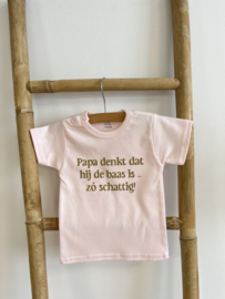 SHIRT | PAPA DENKT DAT HIJ DE BAAS IS