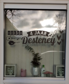 RAAMSTICKER VERJAARDAG ALLE KLEUREN (40 x 50 cm) | HOERA