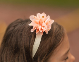 Haarband bloem , peach met goud