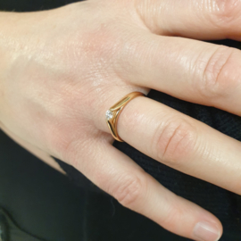 Geelgouden ring met diamant in klemzetting