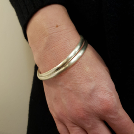 Elegante gedraaide armband, bolle buitenkant, zilver