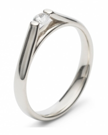 Witgouden ring met diamant in klemzetting