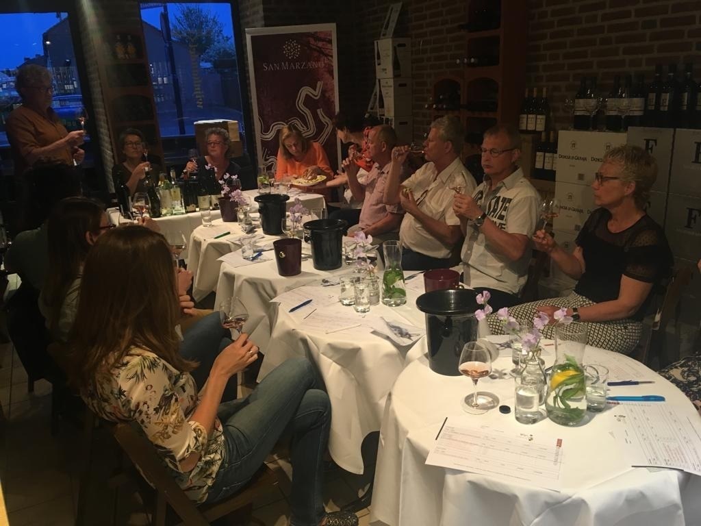 met groep rond de tafel met groep rond de tafel