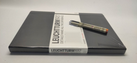 Hardcover notitieboek Leuchtturm1917 Geruit Master XL - A4 + 2 Sakura Pigma Micron 05 kleur 0.45mm