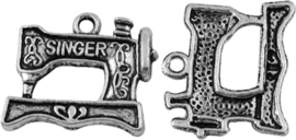 04477 Bedel Naaimachine Antiek zilver (Nikkelvrij) 18mmx20,5mmx2mm; gat 2mm 4 stuks