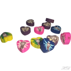 00431 Fimokraal Hartje met lachend figuur Mixed color 9x10x4mm; gat 1,5mm ±12 stuks