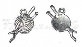 01887 Bedel knot wol met breinaalden Antiek zilver (nikkelvrij) 26x11x1,5mm; gat 2mm 6 stuks