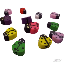 02416 Fimokraal Lieveheersbeestje Mixed color 8~12x7,5~10x4,5mm; gat 1,5mm ±12 stuks