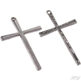 04071 Bedel Kruis Antiek zilver (Nikkelvrij) 61,5x36,5x2mm; gat 2mm 2 stuks