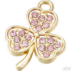 02553 Bedel Klavertje met rhinestones Licht goud (Nikkelvrij)/roze   18,5x14x2mm; gat 1,8mm 1 stuks