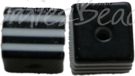 00570 Resin Vierkante kraal Zwart/wit 8mm; gat 2mm 11 stuks