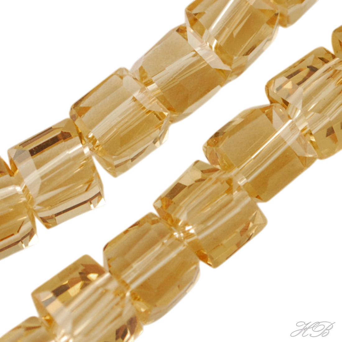 05402 Glaskraal vierkant facet Sandy Brown   4~5mm; gat 1mm ±30 stuks