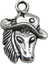 02024 Bedel paardenhoofd met westernhoed Antiek zilver  24mmx16mm 2 stuks